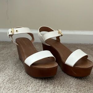 Tommy Hilfiger size 8 White wedges with gold accents